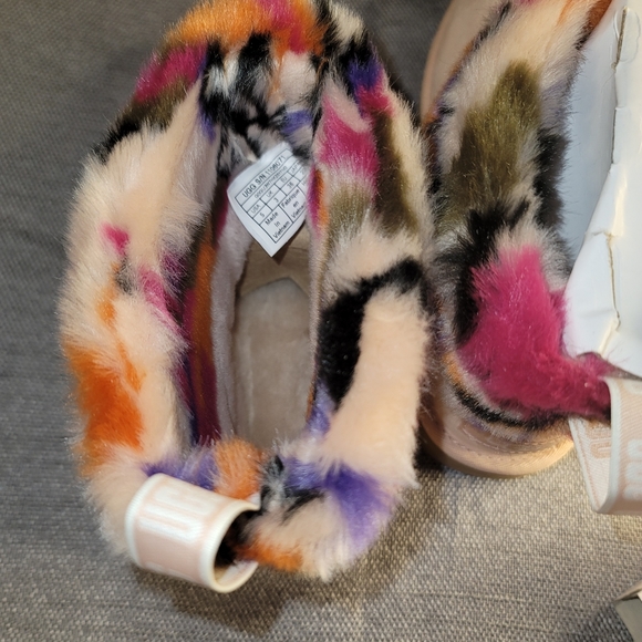 UGG Fluff Mini - Picture 9 of 12